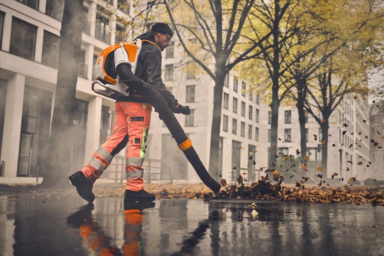 The BRA 600 battery-powered backpack blower impresses with its extreme blowing force of up to 35 Newtons, quiet operation, and ergonomic design - ideal for noise-sensitive applications in municipalities, gardening and landscaping